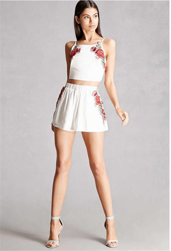 Set met geborduurde crop top en short met bloemen Belleza